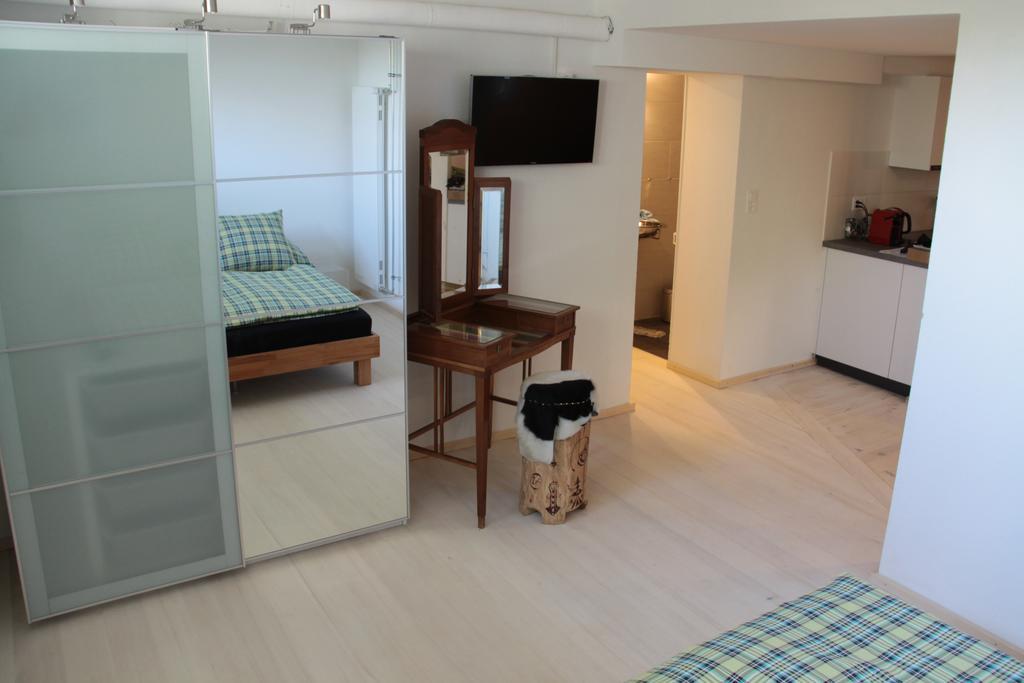 Bed and Breakfast Swiss Borzoi House à Vully-les-Lacs Chambre photo